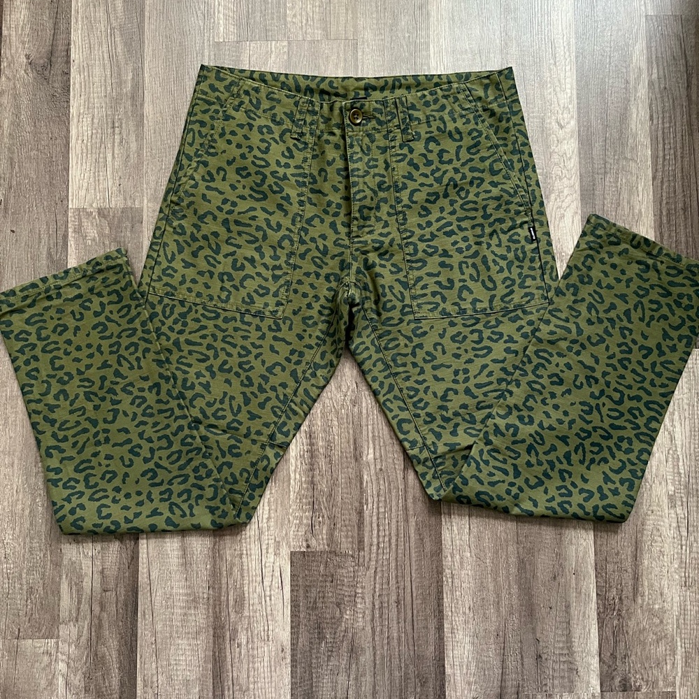 Undefeated Green Pants with Camouflage Print and Full Length
Preowned